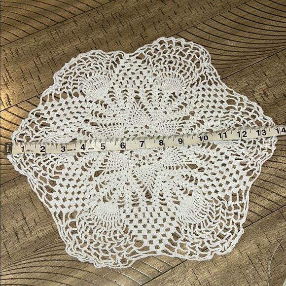 Elegant Vintage 1970s Handmade White Crochet Doilies Set - Picture 11 of 17
